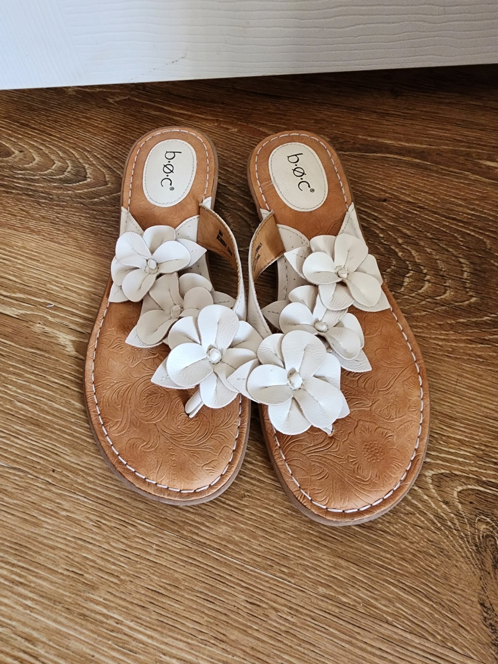 b.o.c. Born Concept Hensley Floral Thong Sandals White EUC Size 9